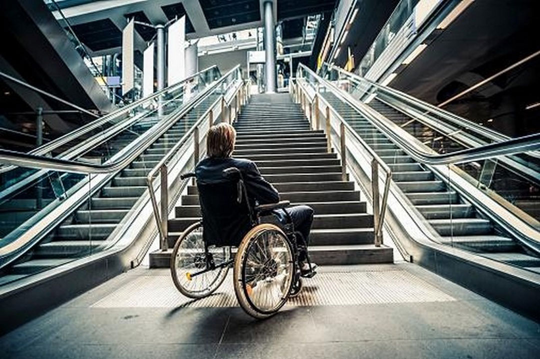 Disabile davanti a barriera architettonica