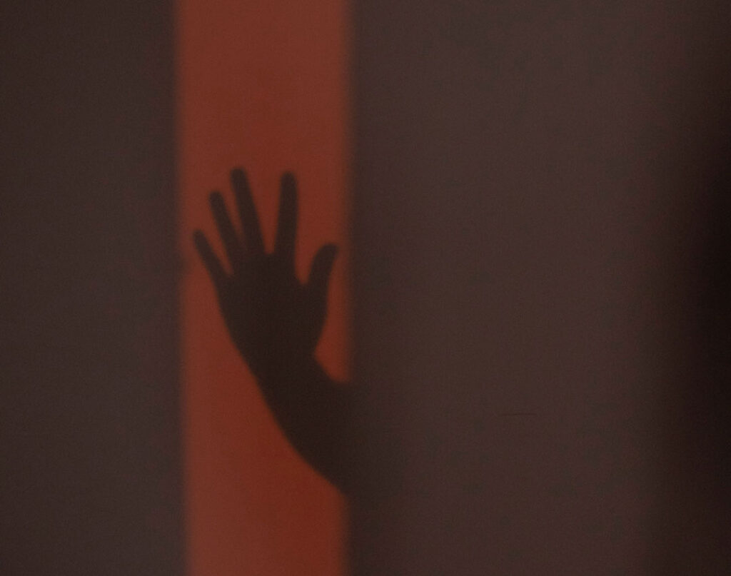 Ombra di mano sulla parete