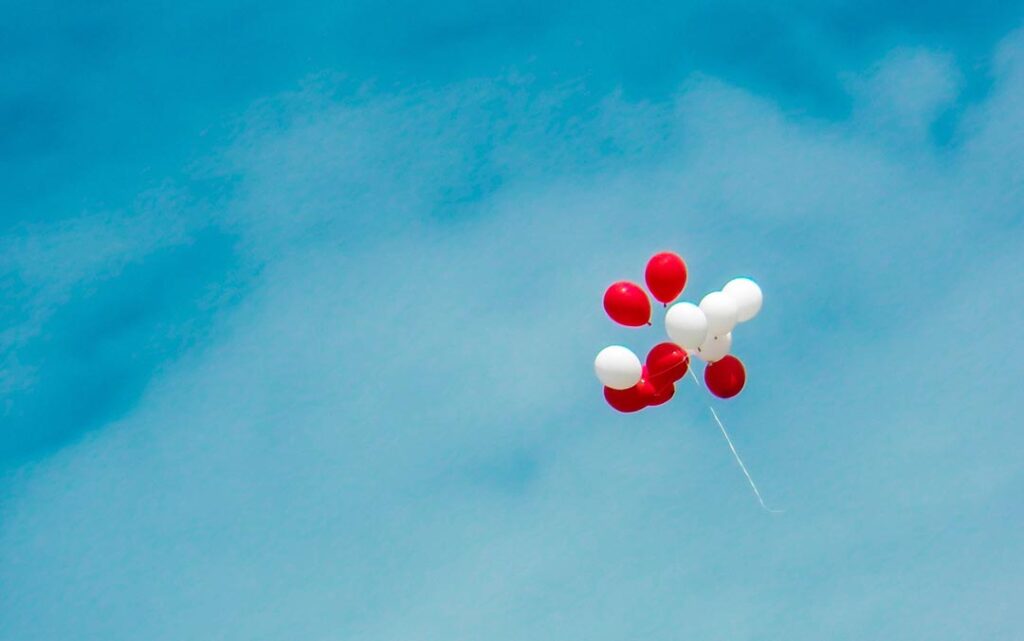 Palloncini volano nel cielo