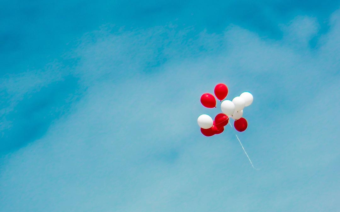 Palloncini volano nel cielo