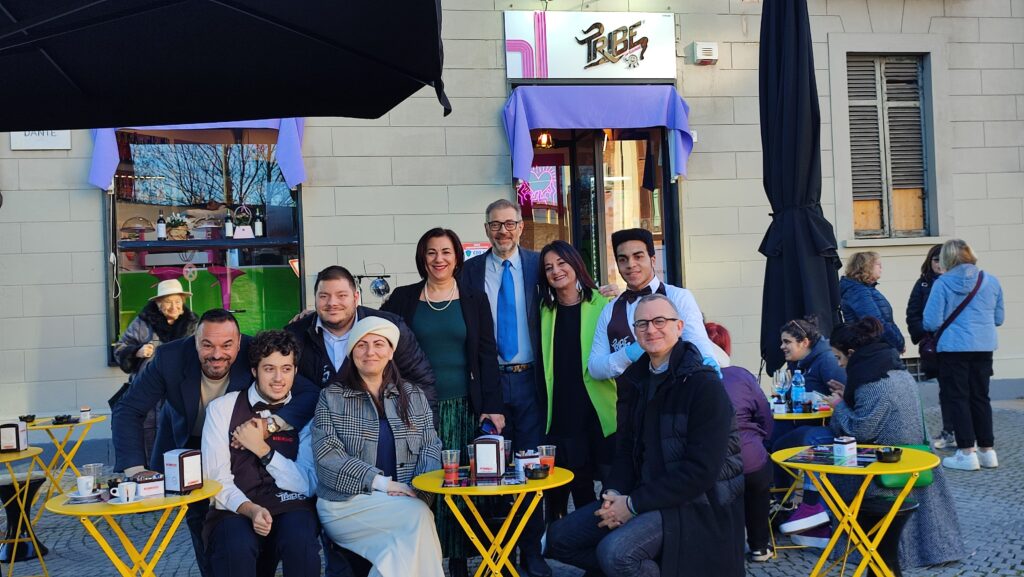 Foto di gruppo all'inaugurazione del bar tribe up&down a Torino