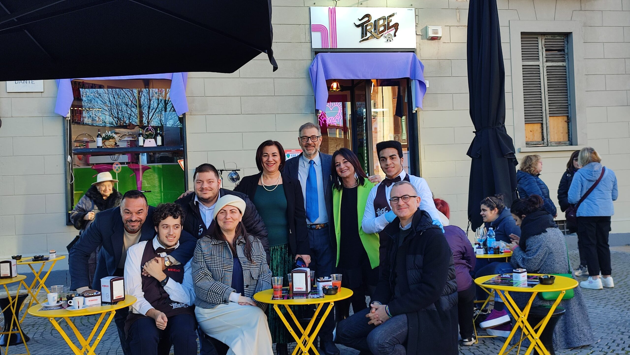 Foto di gruppo all'inaugurazione del bar tribe up&down a Torino
