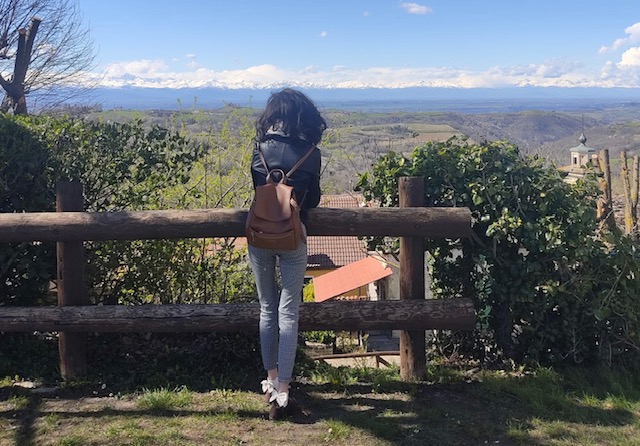 Beatrice Condorelli, di spalle, che guarda il panorama delle montagne innevate
