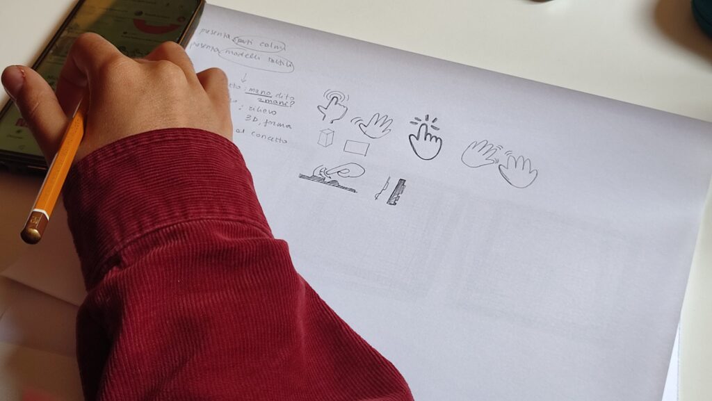 quaderno con realizzati alcuni modelli di icona per l'accessibilità culturale