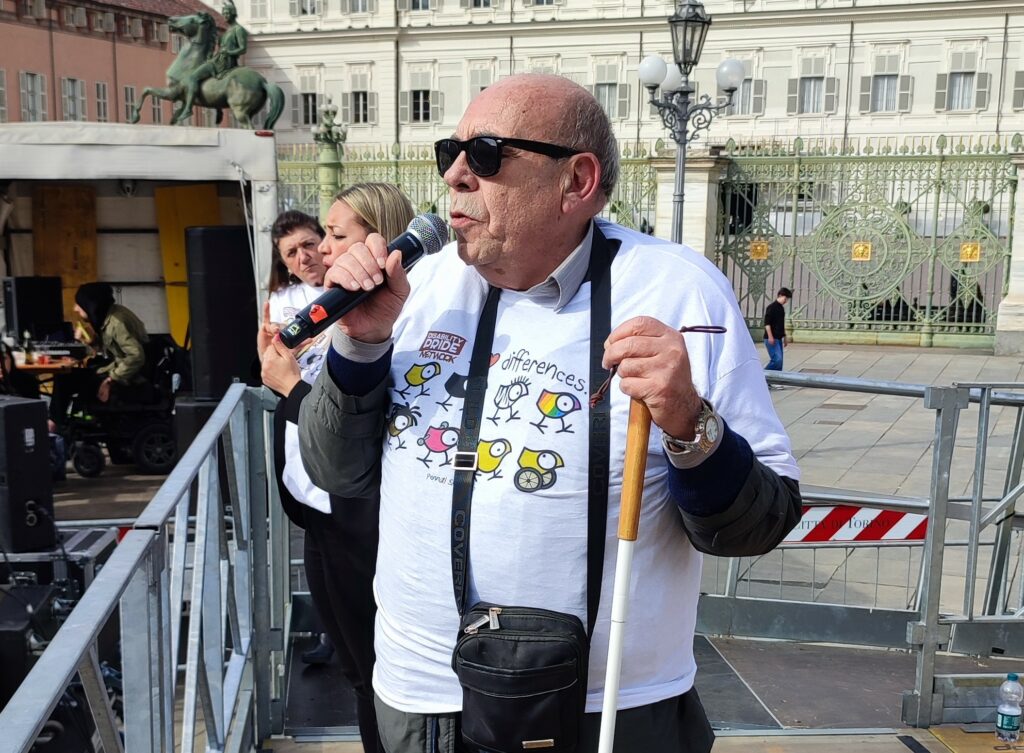 Pericle Farris mentre parla sul palco del Disability Pride Torino nel 2023