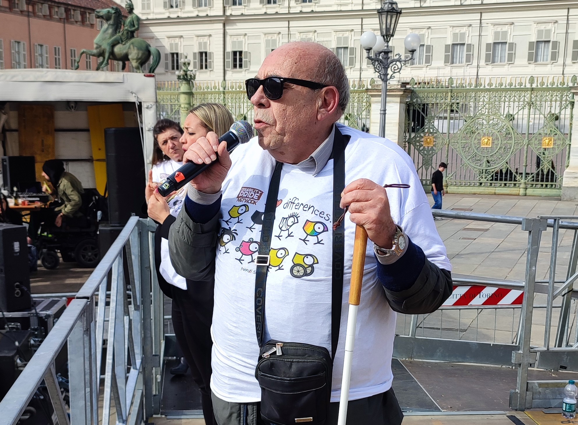 Pericle Farris mentre parla sul palco del Disability Pride Torino nel 2023