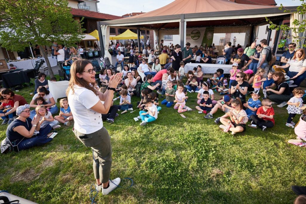 Hubbuffate: un'animatrice applaude circondata da decine di bambini e famiglie
