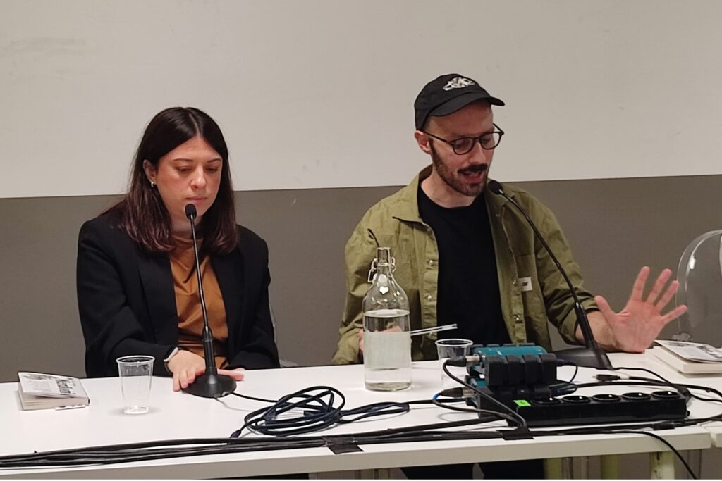 Salone del Libro di Torino, Chiara Galeazzi seduta al tavolo dei relatori durante la presentazione del suo libro Merdoni