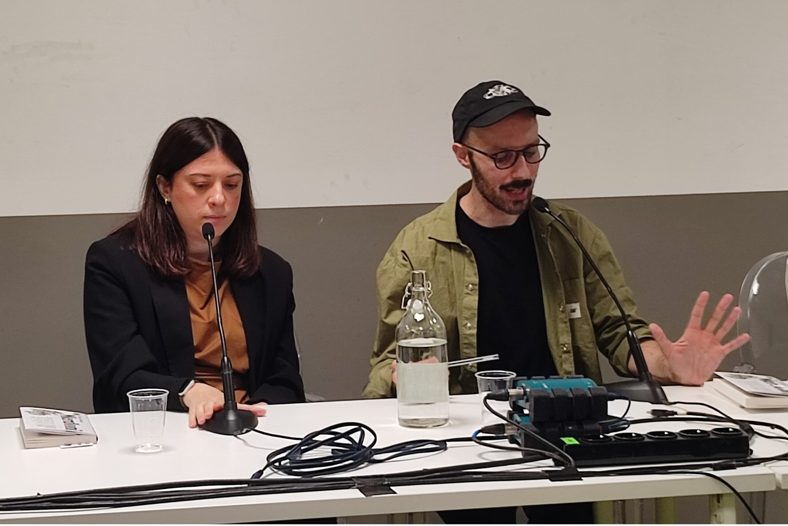Salone del Libro di Torino, Chiara Galeazzi seduta al tavolo dei relatori durante la presentazione del suo libro Merdoni