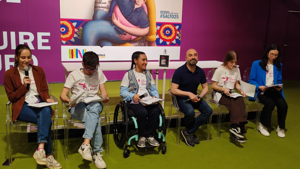 Salone del Libro di Torino 2025, Fabrizio Acanfora intervistato da alcuni ragazzi e alcune ragazze