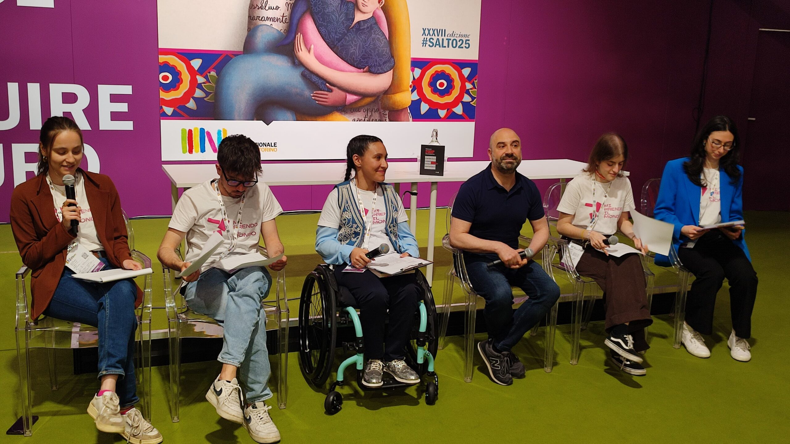 Salone del Libro di Torino 2025, Fabrizio Acanfora intervistato da alcuni ragazzi e alcune ragazze
