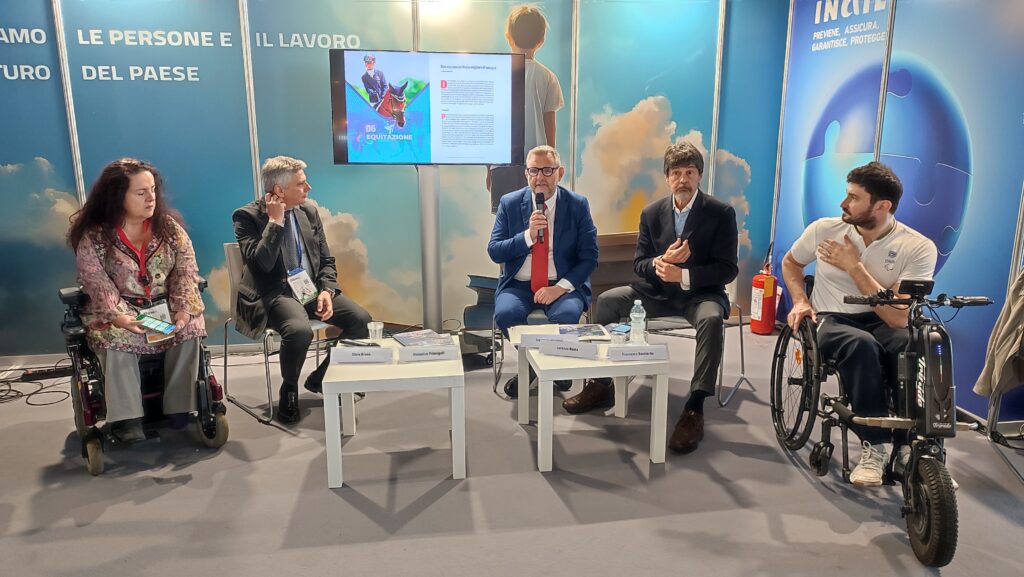 Salone del Libro di Torino 2025: gli ospiti della presentazione del numero speciale di Superabile Inail dedicato alle Paralimpiadi di Parigi seduti sul palco