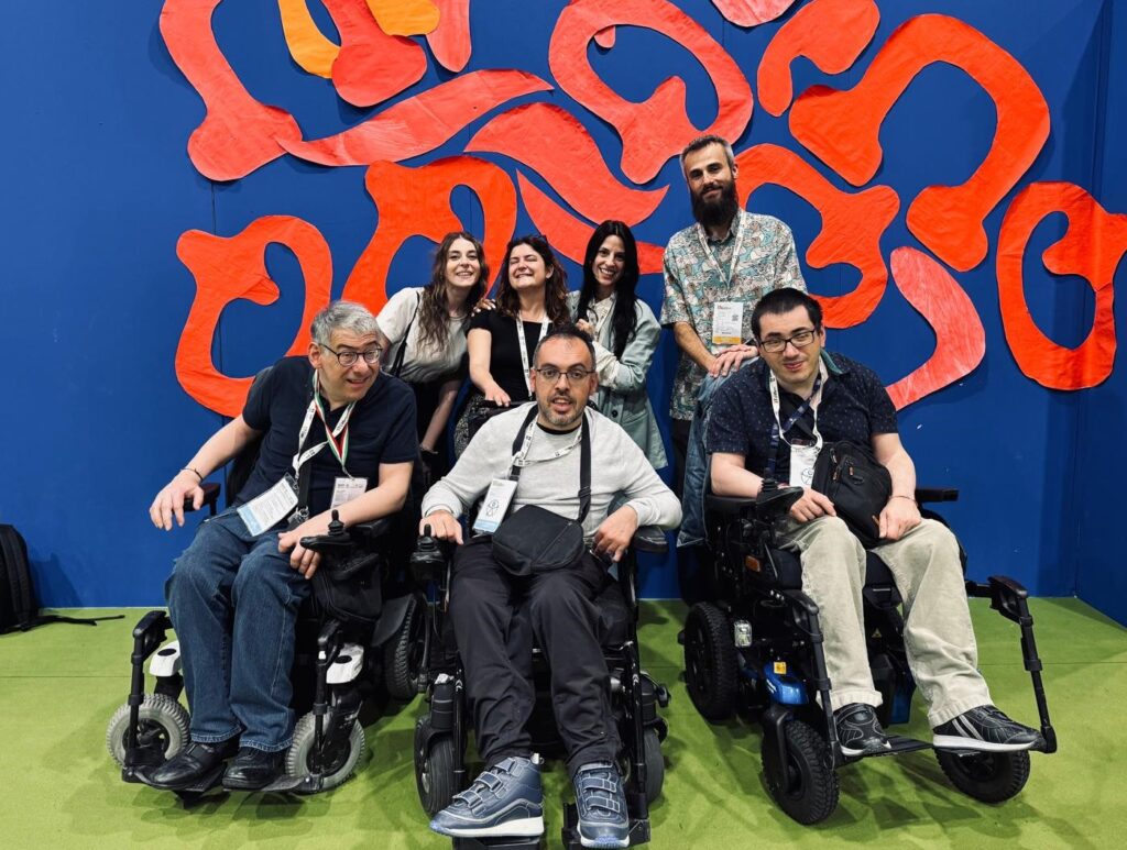 La squadra di Volonwrite al Salone del Libro di Torino, foto di gruppo nel 2025