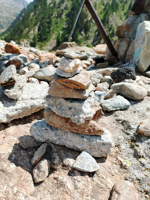 un mucchio di pietre impilate in un ambiente di montagna